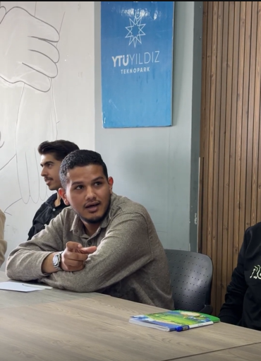 حوار بين أعضاء الفريق في يلدز تكنوبارك