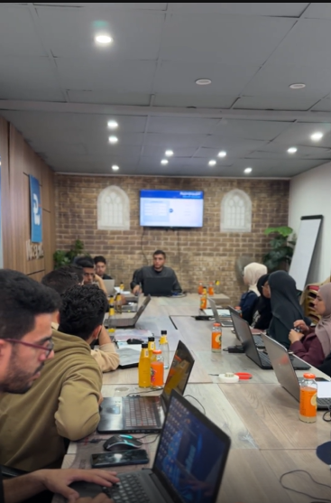 فريق يعمل على الحواسيب في بيئة تدريبية