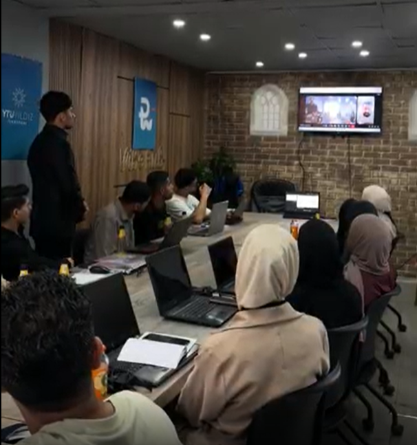 جلسة عمل جماعية حول طاولة طويلة في يلدز تكنوبارك